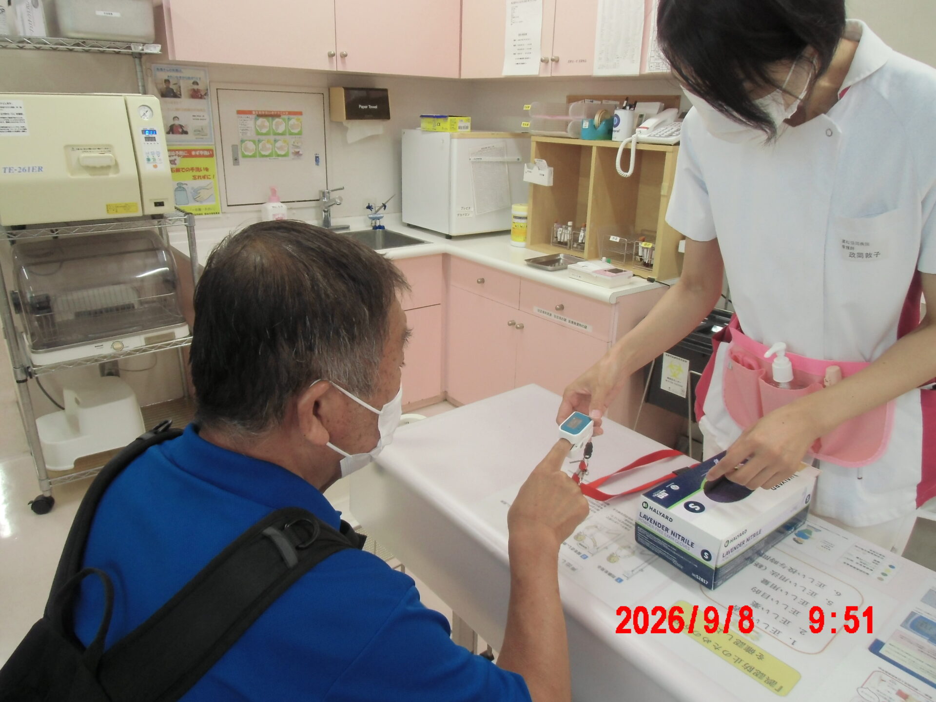 外来で患者様に体水分計を使用している様子